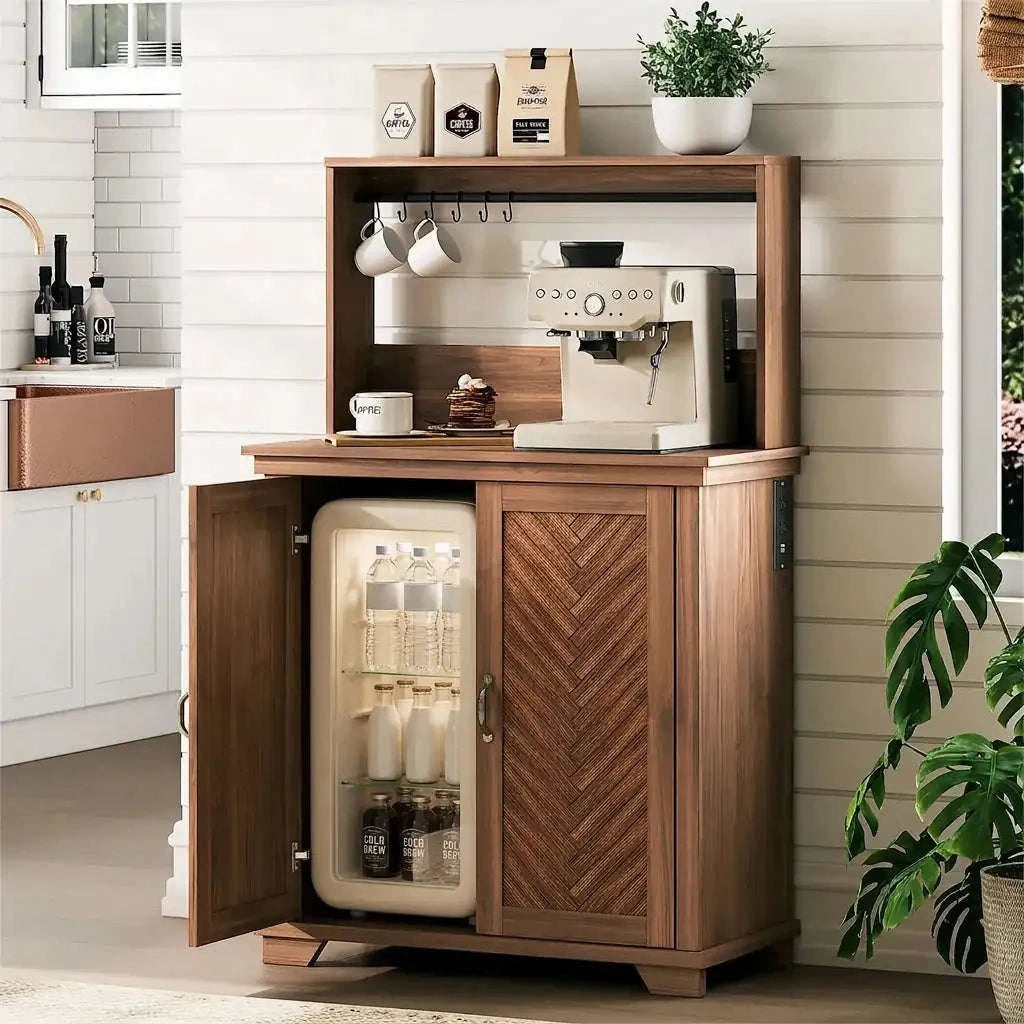 كوفي بار خشبي برف علوي وشاحن كهربائي – أبواب بنقشة هيرنغبون ومساحة لثلاجة صغيرة flowerna