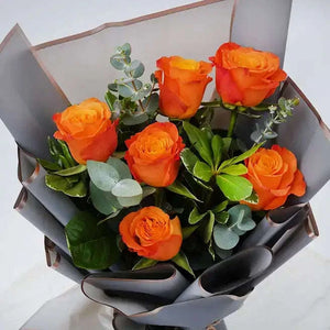 تنسيقة الورد الجوري البرتقالي مع البيتوسبوروم والأوكالبتوس والروسكوس flowerna