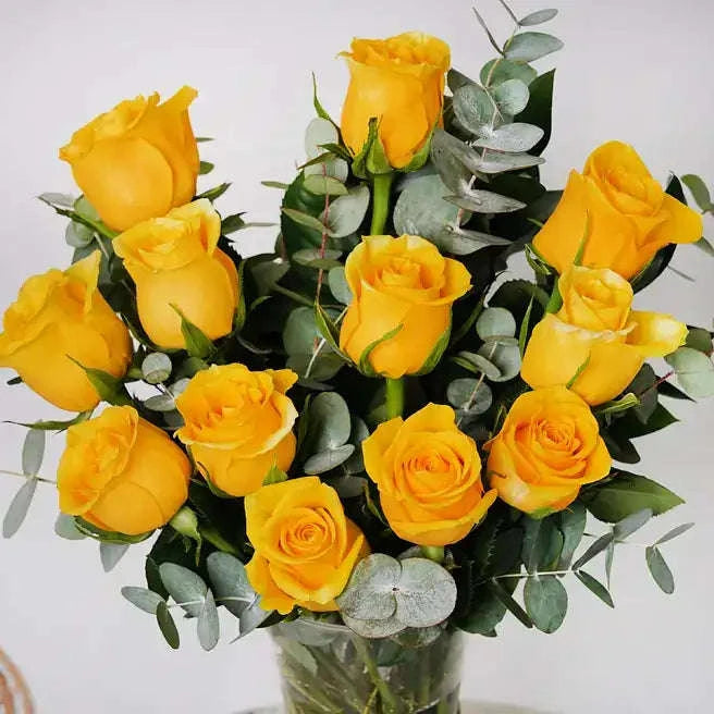 تنسيقة الورد الجوري الأصفر مع الأوكالبتوس والروسكوس في فازة زجاجية flowerna