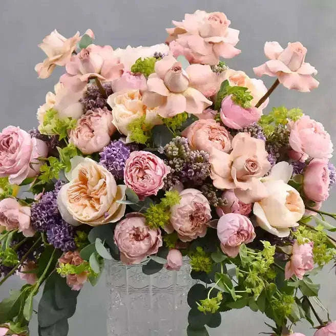 تنسيقة الورد الجوري الكابوتشينو والخوخي مع علبة الشوكولاتة في فازة كريستال flowerna