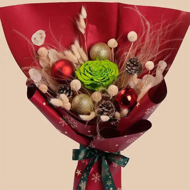 تنسيقة الوردة الخالدة الخضراء مع الأغصان الطبيعية والمجففة في غلاف أحمر flowerna