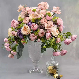 تنسيقة الورد الجوري الكابوتشينو والخوخي مع علبة الشوكولاتة في فازة كريستال flowerna