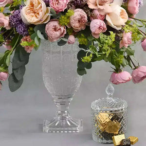 تنسيقة الورد الجوري الكابوتشينو والخوخي مع علبة الشوكولاتة في فازة كريستال flowerna