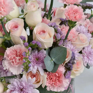 مجموعة الورد الخوخي والقرنفل مع علبة شوكولاتة مشكلة في فازة مصممة flowerna