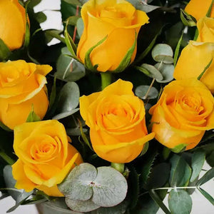 تنسيقة الورد الجوري الأصفر مع الأوكالبتوس والروسكوس في فازة زجاجية flowerna
