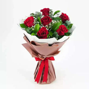تنسيقة الورد الجوري الأحمر مع الجبسوفيليا والأوكالبتوس flowerna
