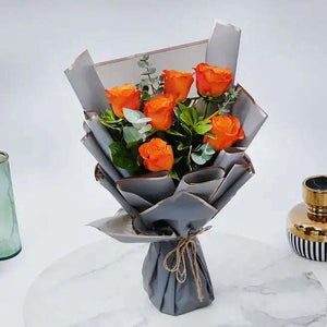 تنسيقة الورد الجوري البرتقالي مع البيتوسبوروم والأوكالبتوس والروسكوس flowerna