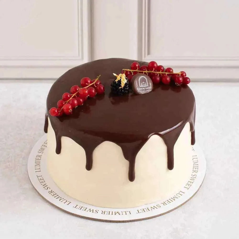 كيكة الشوكولاتة المخملية الحمراء بطبقات غنية وتغطية كريمية فاخرة flowerna