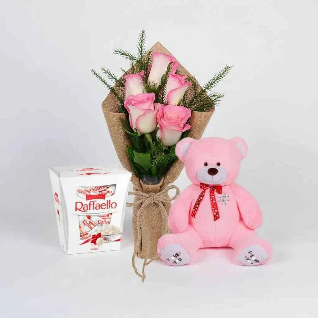 خمس وردات وردية مع دمية دب وشوكولاتة رافايلو flowerna