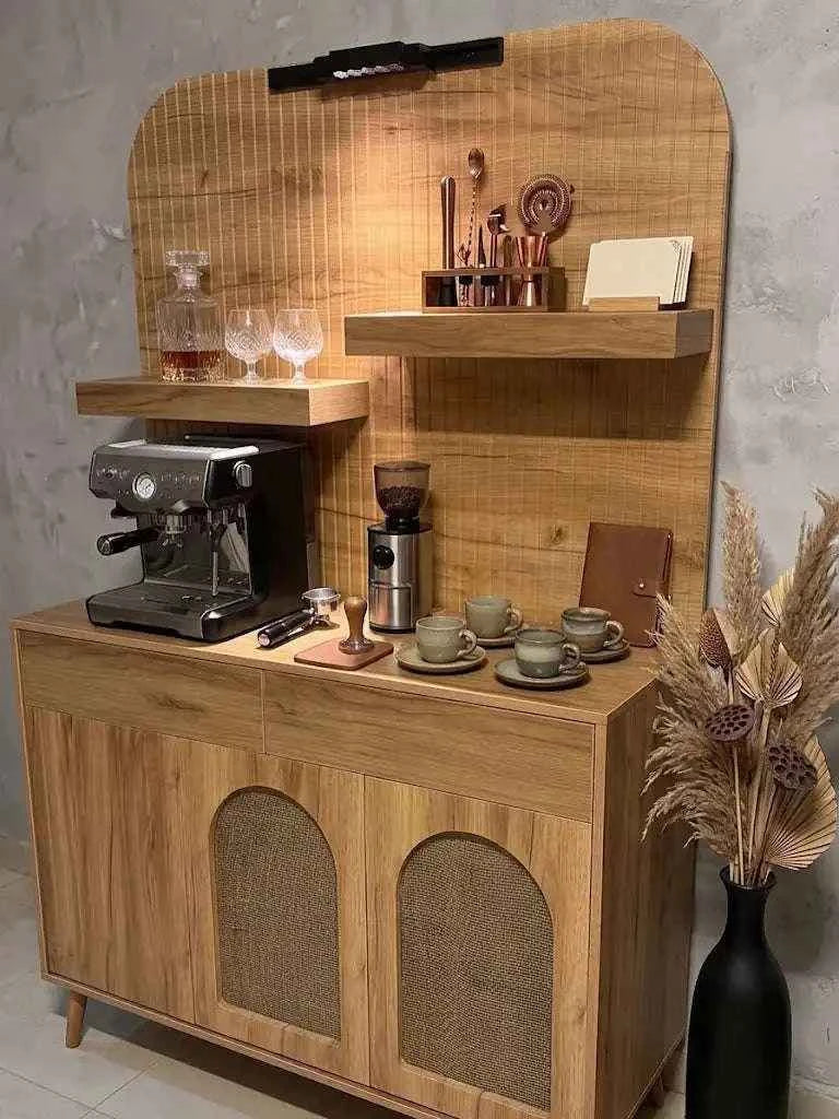 ركن قهوة خشبي مودرن مع خلفية جدارية وتفاصيل الخيزران (Rattan)