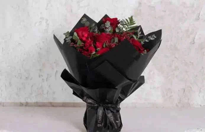 باقة ورد أحمر بتغليف أسود أنيق - Flowerna flowerna