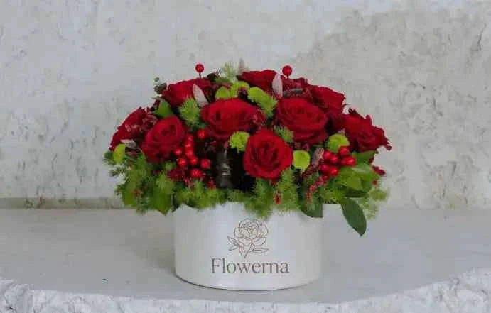 باقة تناغم الحب - ورد أحمر وتوت بعلبة بيضاء flowerna