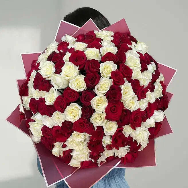 باقة تشكيلة الورد الجوري الأحمر والأبيض الضخمة مع الشريط الأحمر flowerna