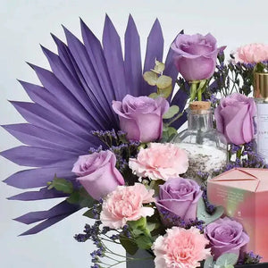 ورد بنفسجي وقرنفل وردي مع فيريرو روشيه ومجموعة الاسترخاء flowerna