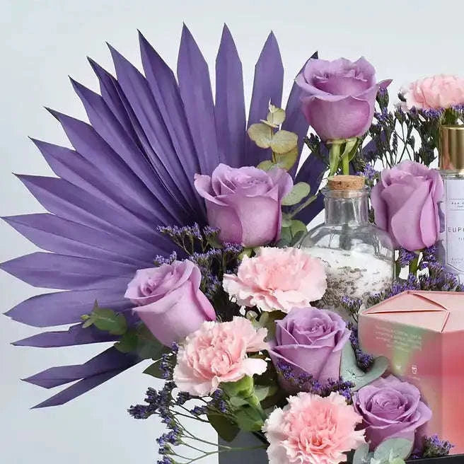 ورد بنفسجي وقرنفل وردي مع فيريرو روشيه ومجموعة الاسترخاء flowerna