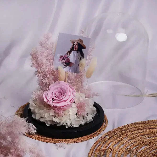وردة وردية خالدة في قبة زجاجية مع كعكة بينتو مصغرة وصورة شخصية flowerna