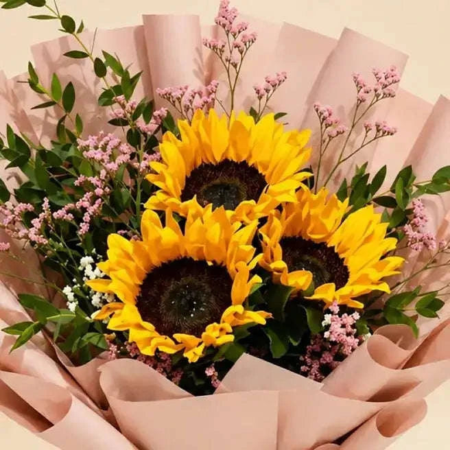 باقة عباد الشمس المشرقة مع الليمونيوم البنفسجي والجبسوفيليا flowerna