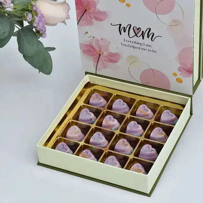 مجموعة الورد الخوخي والقرنفل مع علبة شوكولاتة مشكلة في فازة مصممة flowerna