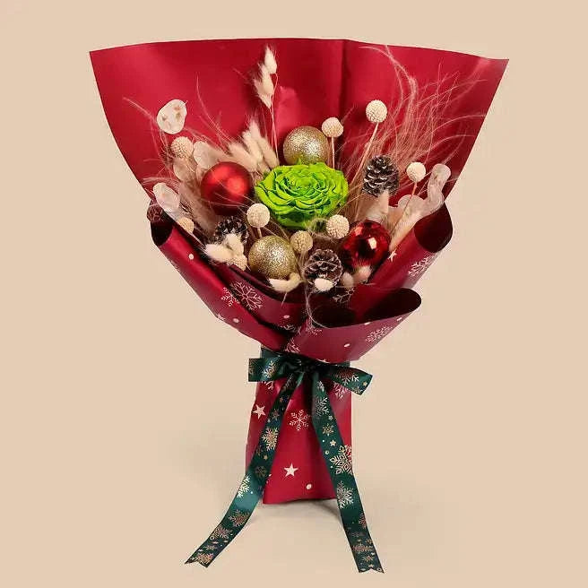 تنسيقة الوردة الخالدة الخضراء مع الأغصان الطبيعية والمجففة في غلاف أحمر flowerna