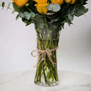 تنسيقة الورد الجوري الأصفر مع الأوكالبتوس والروسكوس في فازة زجاجية flowerna