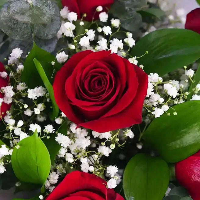 تنسيقة الورد الجوري الأحمر مع الجبسوفيليا والأوكالبتوس flowerna