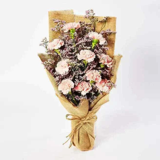 باقة زهور القرنفل الوردي مع الليمونيوم الوردي والتغليف الأنيق