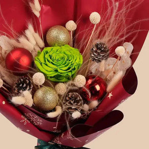 تنسيقة الوردة الخالدة الخضراء مع الأغصان الطبيعية والمجففة في غلاف أحمر flowerna