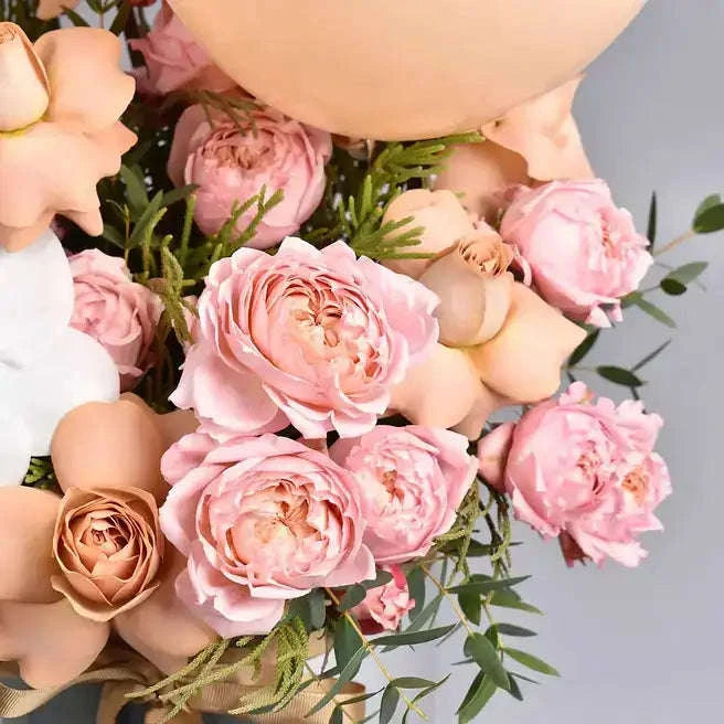 تنسيقة الورد الجوري الكابوتشينو والأوركيد مع البالونات في صندوق فضي flowerna