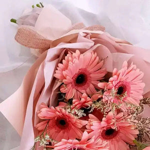 باقة زهور الجيربيرا الوردي مع الليمونيوم بتغليف فاخر flowerna