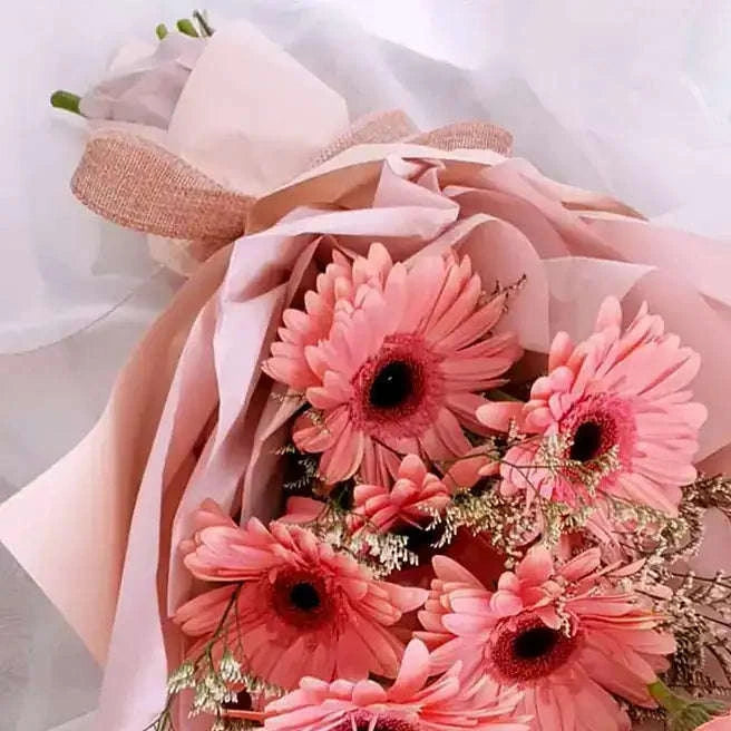 باقة زهور الجيربيرا الوردي مع الليمونيوم بتغليف فاخر flowerna