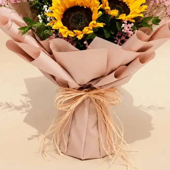 باقة عباد الشمس المشرقة مع الليمونيوم البنفسجي والجبسوفيليا flowerna