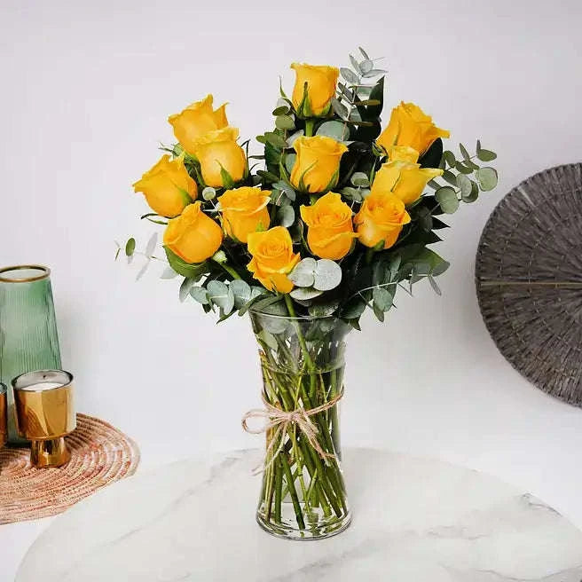تنسيقة الورد الجوري الأصفر مع الأوكالبتوس والروسكوس في فازة زجاجية flowerna