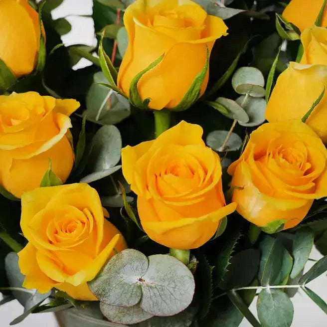 تنسيقة الورد الجوري الأصفر مع الأوكالبتوس والروسكوس في فازة زجاجية flowerna
