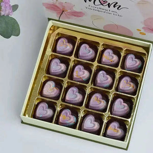 مجموعة الورد الخوخي والقرنفل مع علبة شوكولاتة مشكلة في فازة مصممة flowerna