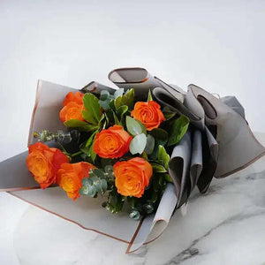 تنسيقة الورد الجوري البرتقالي مع البيتوسبوروم والأوكالبتوس والروسكوس flowerna