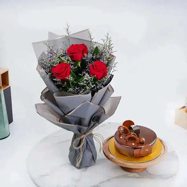 كعكة الشوكولاتة الغنية نصف كيلو مع ثلاث وردات جورية حمراء flowerna