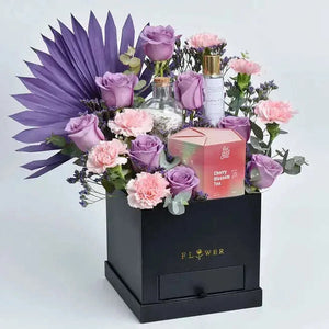 ورد بنفسجي وقرنفل وردي مع فيريرو روشيه ومجموعة الاسترخاء flowerna