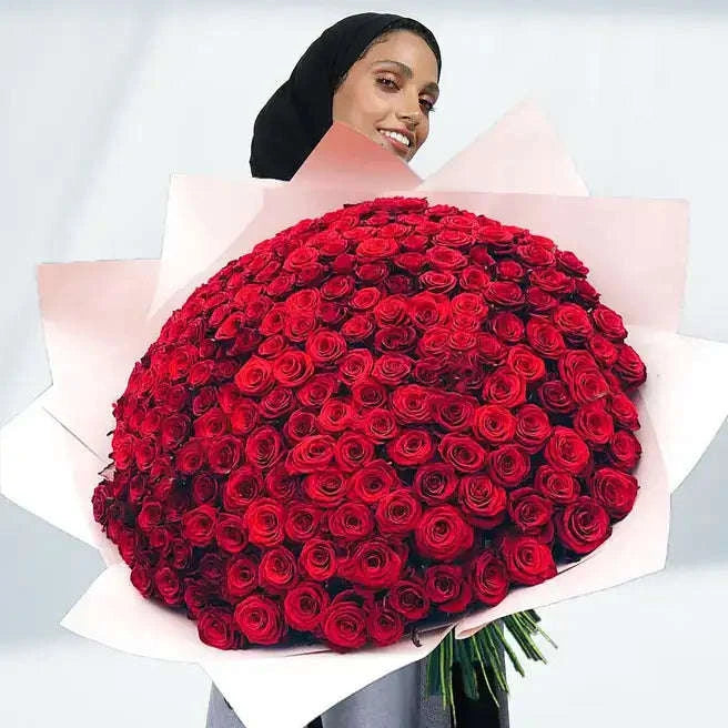 باقة الورد الجوري الأحمر الضخمة بتغليف وشريط أحمر flowerna
