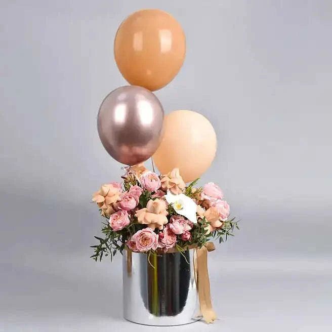 تنسيقة الورد الجوري الكابوتشينو والأوركيد مع البالونات في صندوق فضي flowerna