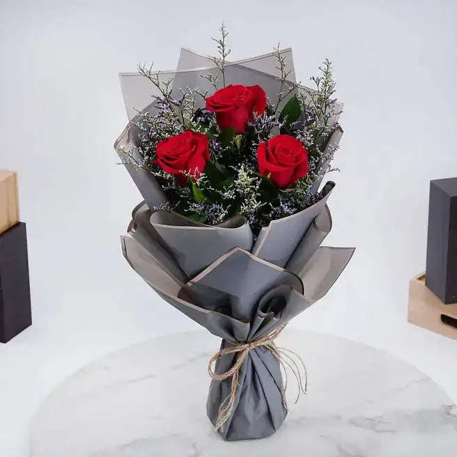 تنسيقة الورد الجوري الأحمر مع الليمونيوم والروسكوس بتغليف مميز flowerna