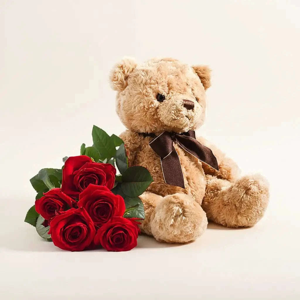 تنسيق ست وردات حمراء مع دمية دب بتقديم أنيق ومميز flowerna