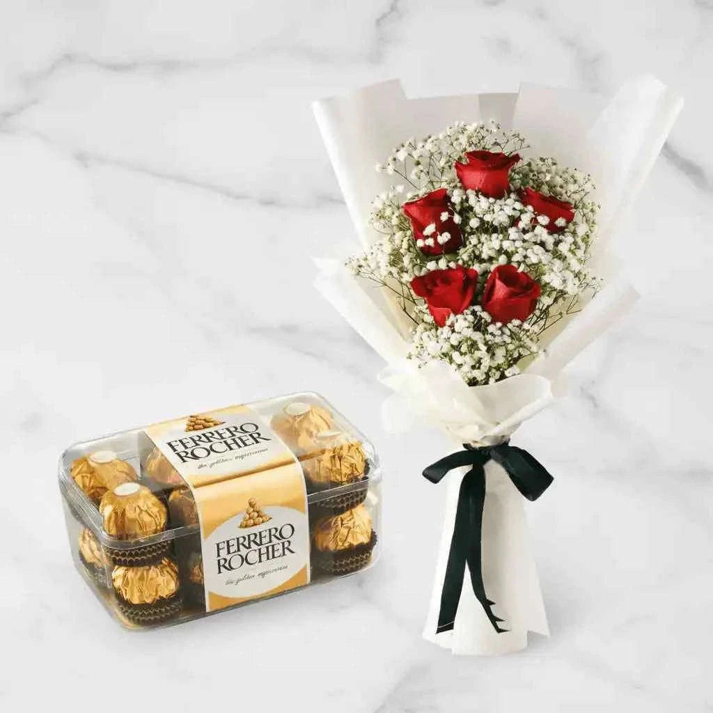 ورود حمراء طازجة مع جيبسوفيلا بيضاء وشوكولاتة فيريرو روشيه flowerna