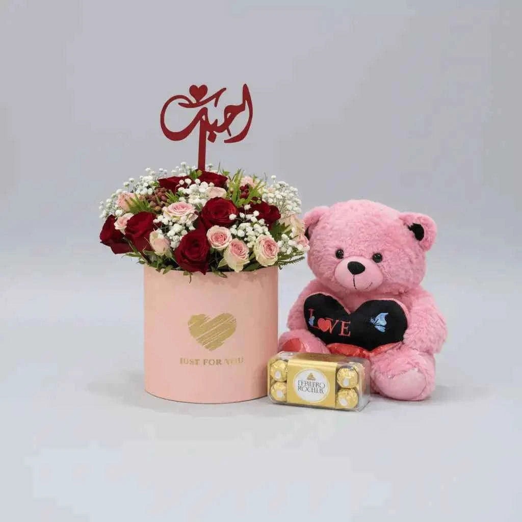تنسيق ورد جوري في بوكس مع شوكولاتة ودمية دب flowerna