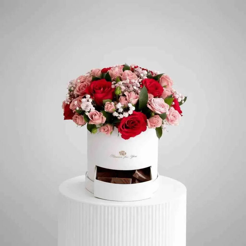 تنسيق زهور مشكلة بألوان متنوعة مع شوكولاتة flowerna