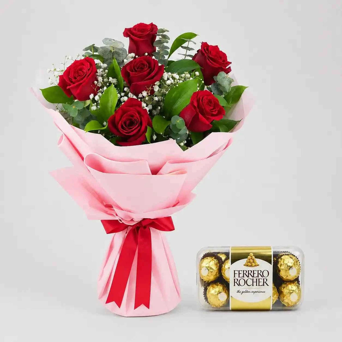 ست وردات حمراء مع الجيبسوفيلا والأوكالبتوس وشوكولاتة فيريرو روشيه flowerna