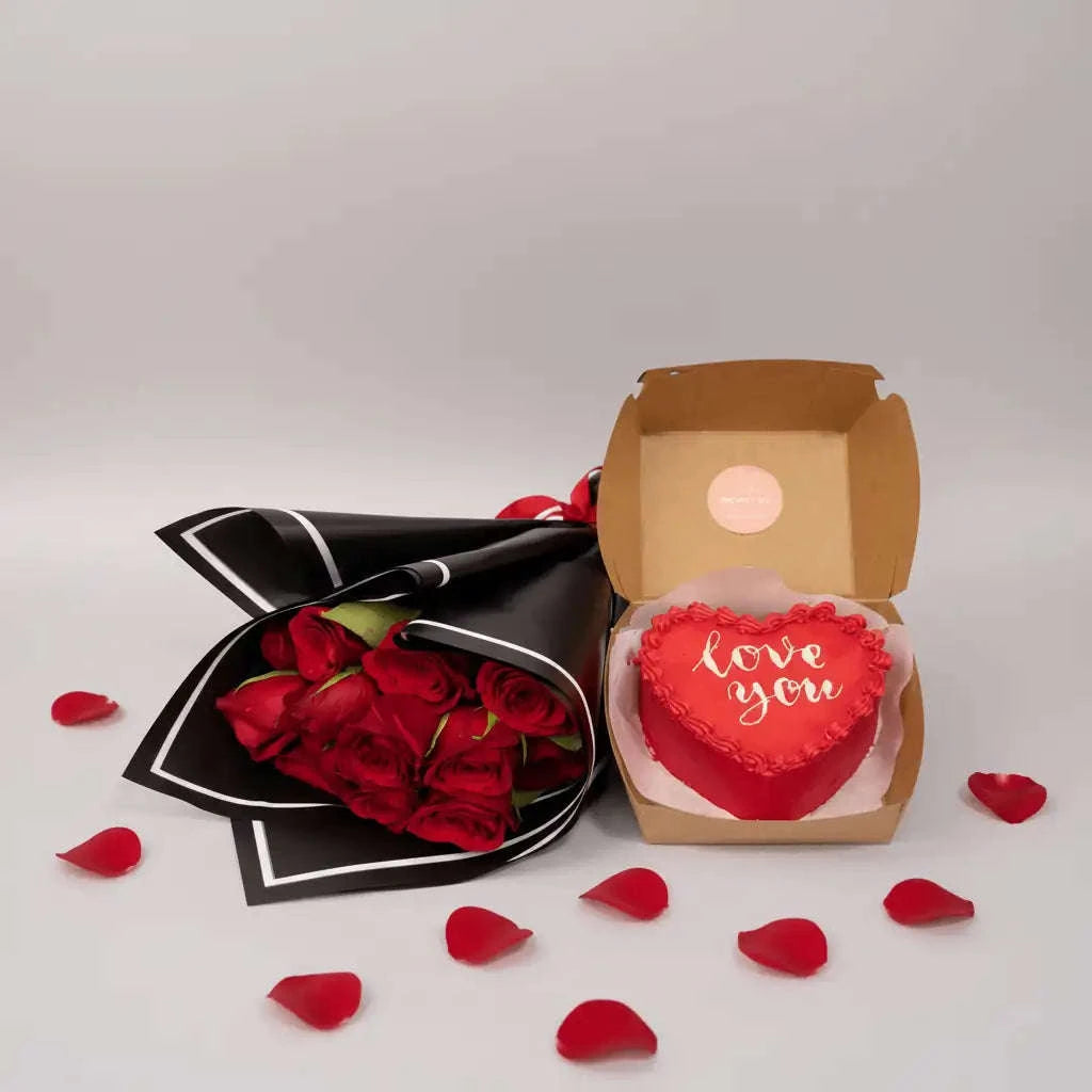 باقة ورد جوري أحمر مع كعكة على شكل قلب flowerna