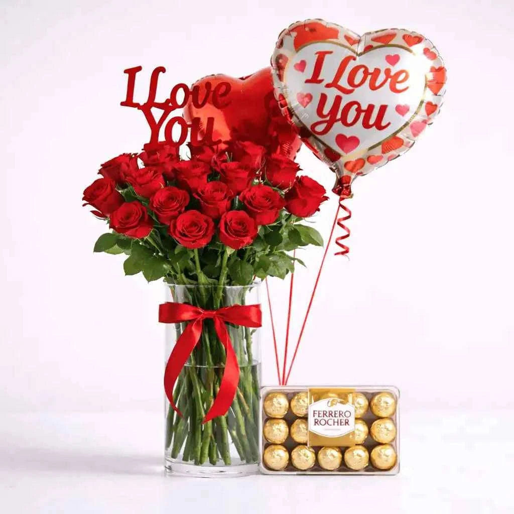عشرون وردة حمراء في مزهرية زجاجية مع فيريرو روشيه وأكريليك حب وبالونات قلوب flowerna