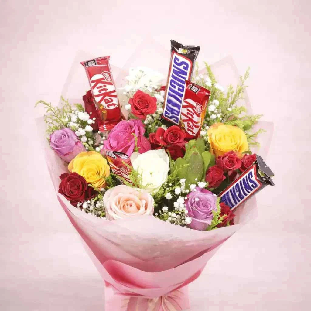 تنسيق ورود مشكلة بألوان زاهية مع شوكولاتة كيت كات وسنيكرز flowerna