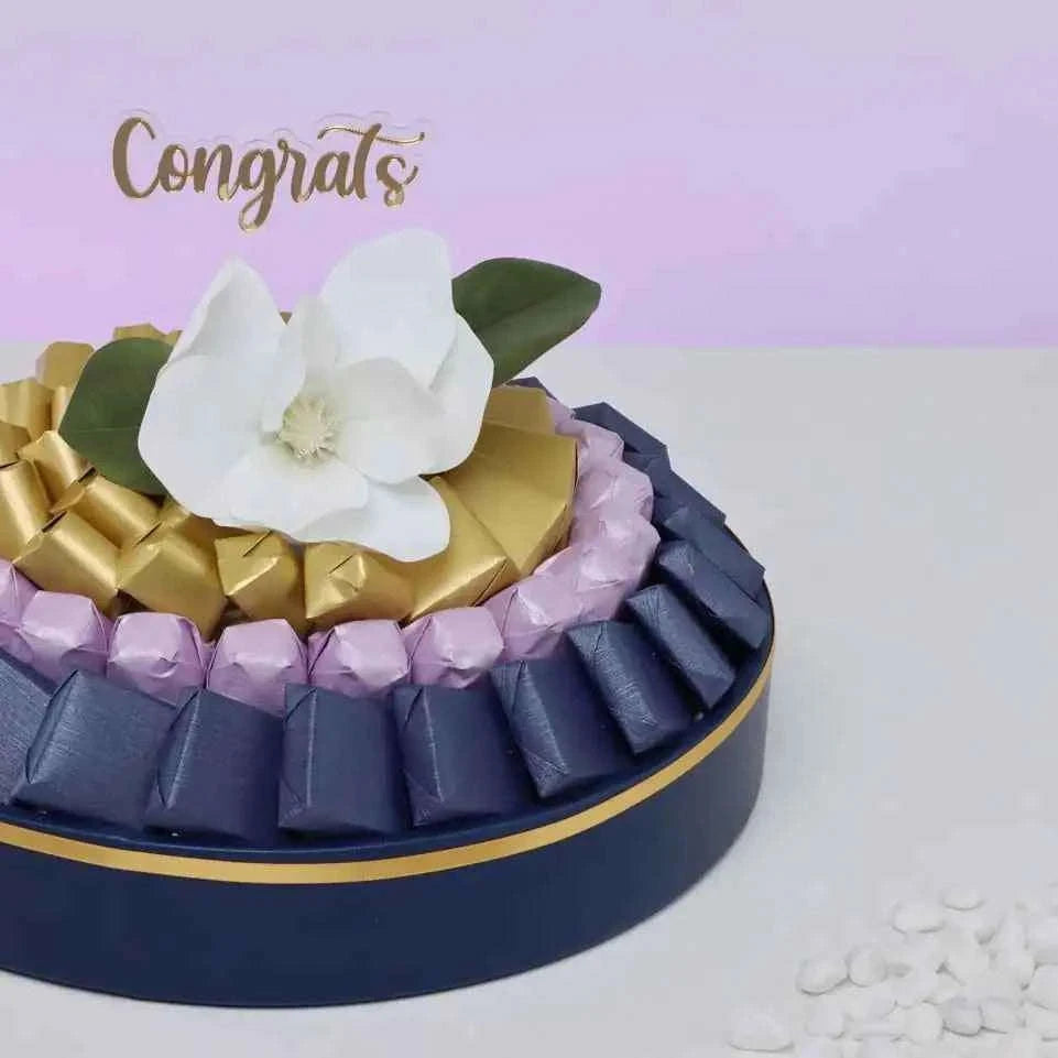 صينية شوكولاتة فاخرة دائرية مزينة بالزهور بتنسيق فاخر flowerna