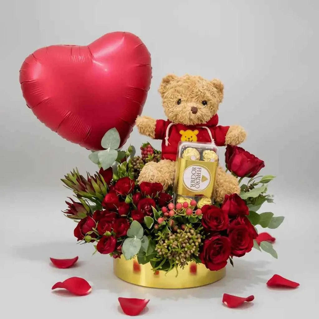 ورود حمراء غنية مع صندوق ذهبي ودمية دب وفيريرو روشيه وبالون قلب flowerna